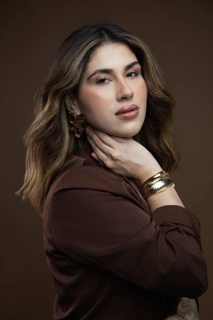 Mayara Mercedes, maquiadora criativa em retrato profissional