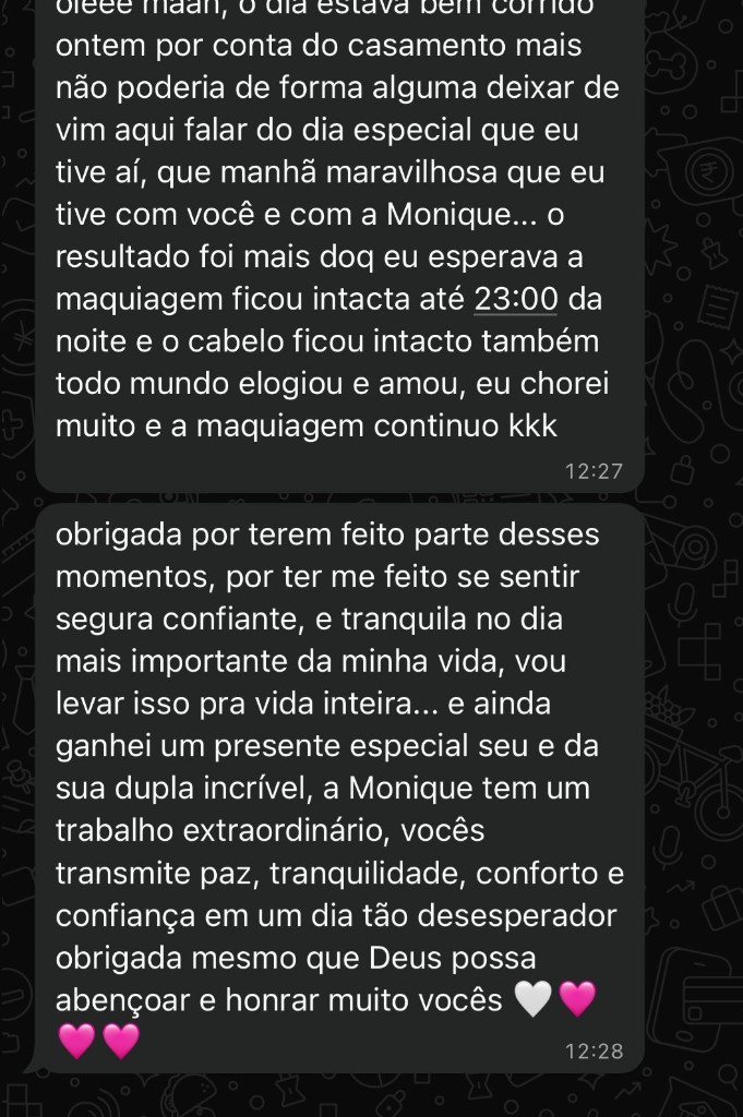 Print de depoimento: cliente agradece maquiagem e cabelo no casamento, com elogios à equipe.